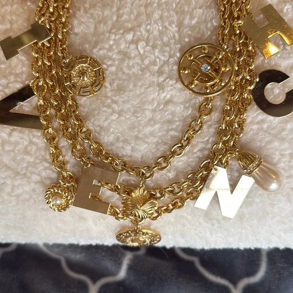 GIVENCHY - Picture 10 of 13